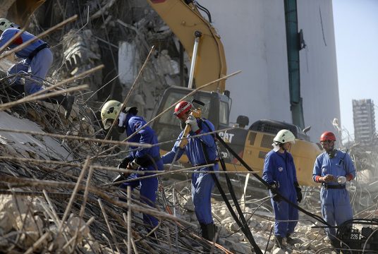 Nach der Explosion im Hafen von Beirut suchen Rettungskräfte weiter nach Opfern (Bild: Joseph Eid/AFP)