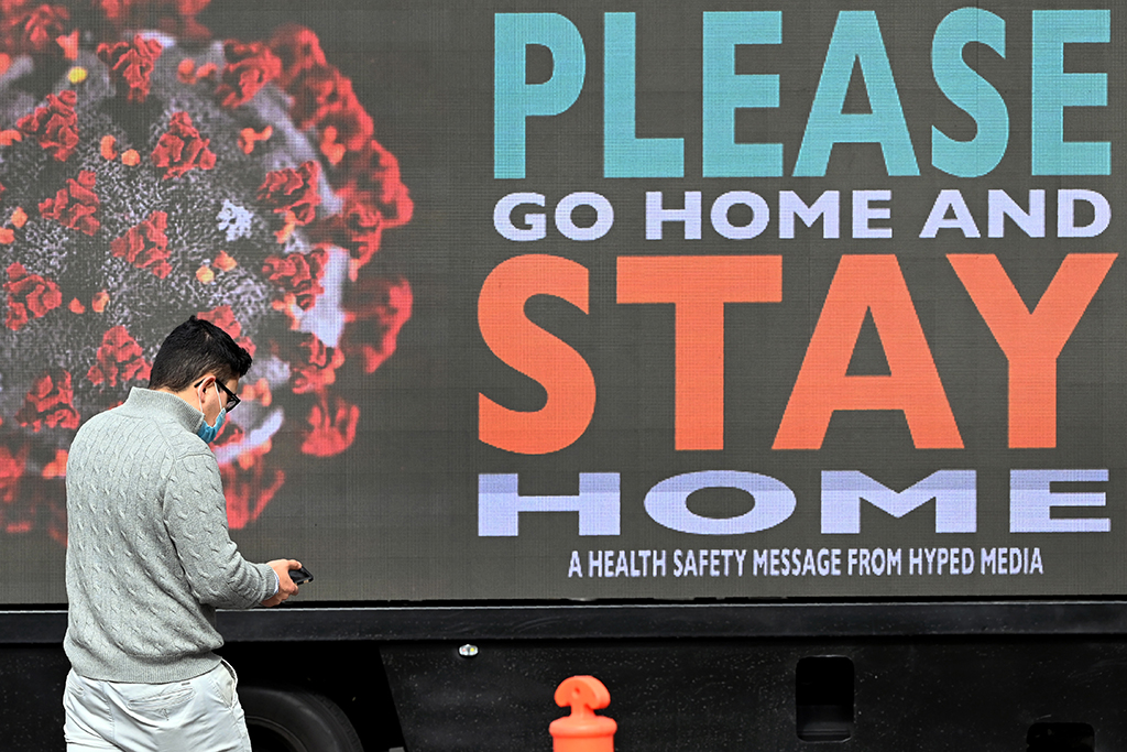 Anzeigentafel in Melbourne: Bitte gehen Sie nach Hause und bleiben Sie dort (Bild: William West/AFP)