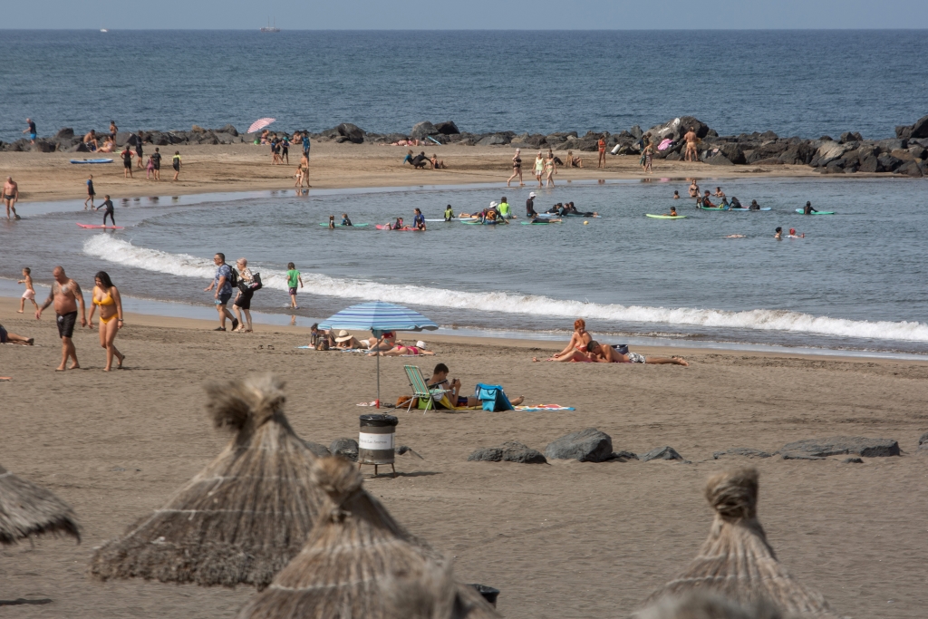 Touristen am Strand Las Americas auf Teneriffa (Bild: Desiree Martin/AFP)