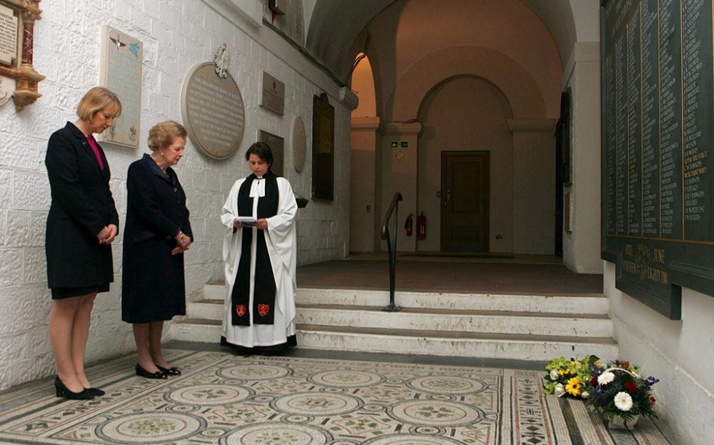 Die britische Premierministerin Margaret Thatcher (Mitte) bei einer Gedenkveranstaltung zum 25. Jahrestag des Beginns des Falkland-Krieges am 2. April 2007 in London (Archivbild: Cathal McNaughton/Pool/EPA)