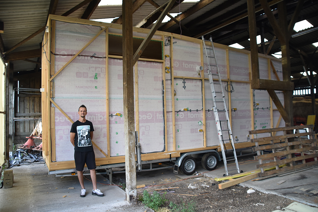 Fabien Schmitz aus Baelen baut ein Tiny House (Bild: Chantal Scheuren/BRF)