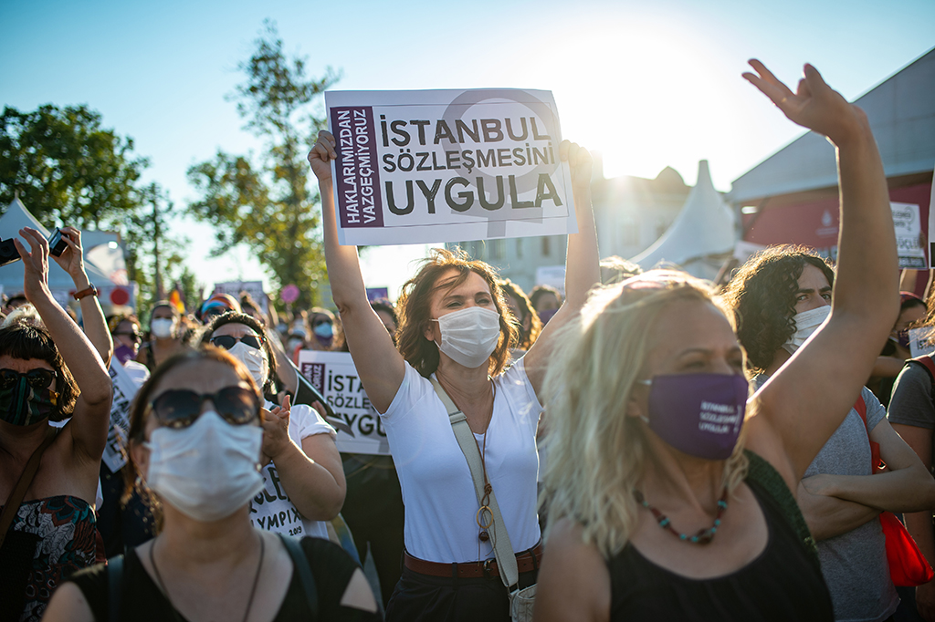 Demo gegen Gewalt gegen Frauen in Istanbul (Bild: Yasin Akgul/AFP)