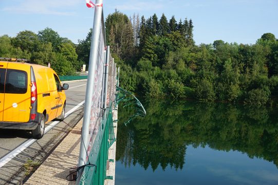 Auto in See von Robertville gestürzt (Bild: Stephan Pesch/BRF)
