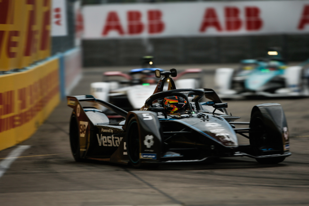 Mercedes-Fahrer Stoffel Vandoorne auf der Rennstrecke Tempelhof (Bild: Mercedes-Benz)