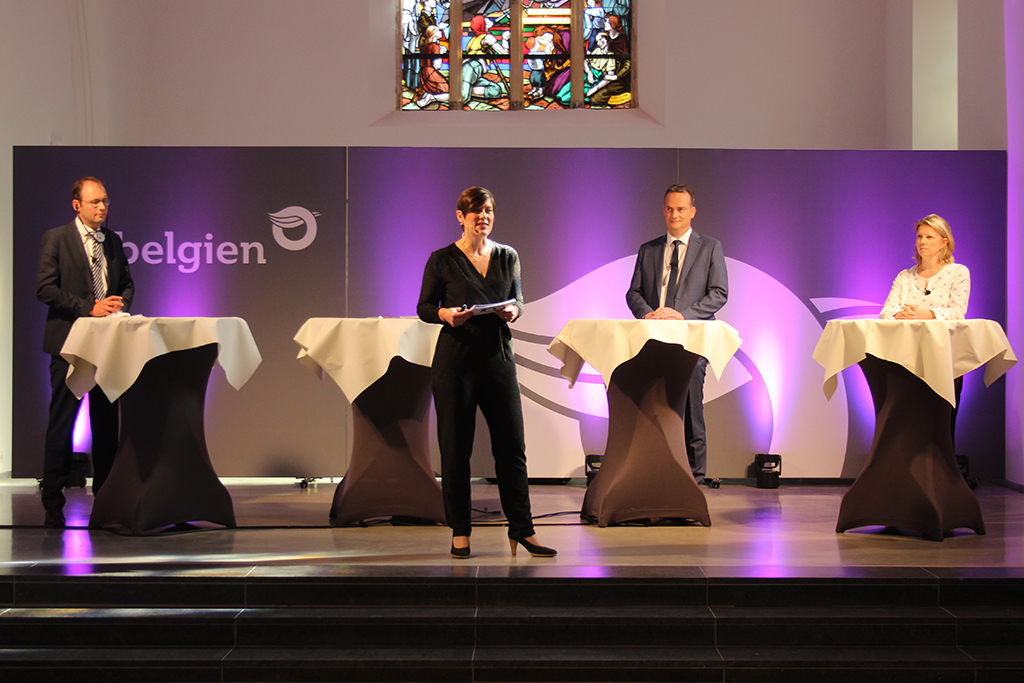 Moderatorin Simonne Doepgen mit Malmedys Bürgermeister Jean-Paul Bastin, MP Oliver Paasch und Eupens Bürgermeisterin Claudia Niessen (Bild: Andreas Lejeune/BRF)