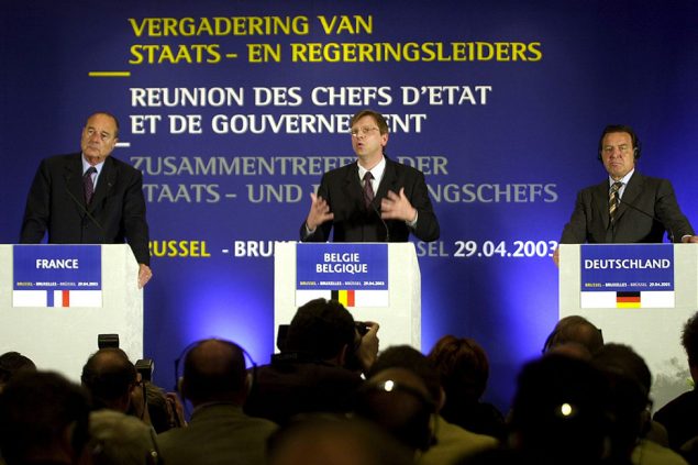 Premier Verhofstadt (Mitte), Bundeskanzler Schröder (rechts) und Staatspräsident Chirac (links) nach ihrem "Nein" zum Krieg unter US-Führung bei "Kleinem Gipfel" in Brüssel (Archivbild: Benoit Doppagne/Belga)