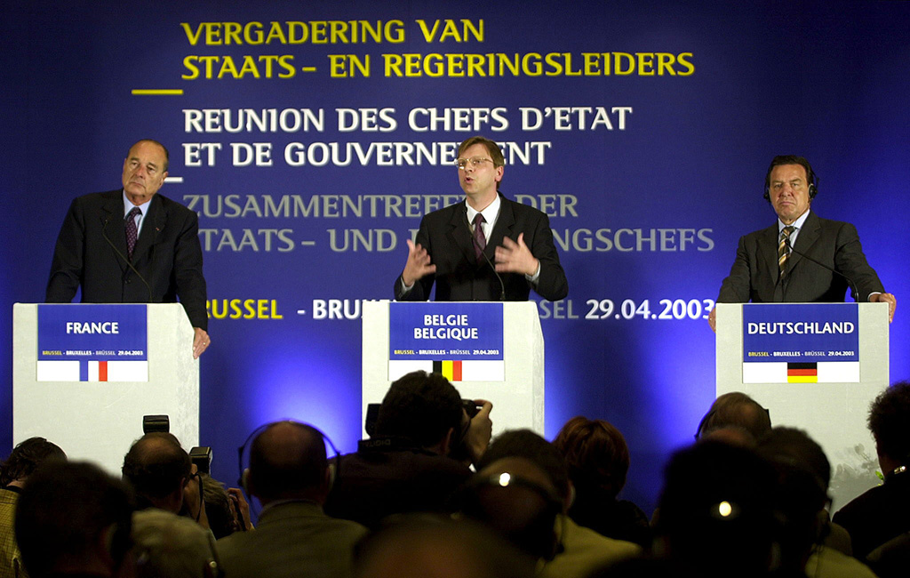 Premier Verhofstadt (Mitte), Bundeskanzler Schröder (rechts) und Staatspräsident Chirac (links) nach ihrem "Nein" zum Krieg unter US-Führung bei "Kleinem Gipfel" in Brüssel (Archivbild: Benoit Doppagne/Belga)
