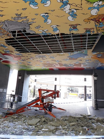 Wand mit Schlumpfgemälde am Brüsseler Hauptbahnhof eingestürzt (Bild: Nils Quintelier/Belga)