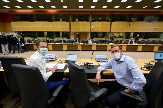 Alexander De Croo und Paul Magnette verhandeln mit den Vorsitzenden der Parteien, die eine Vivaldi-Koalition bilden wollen (Bild: Dirk Waem/Belga)