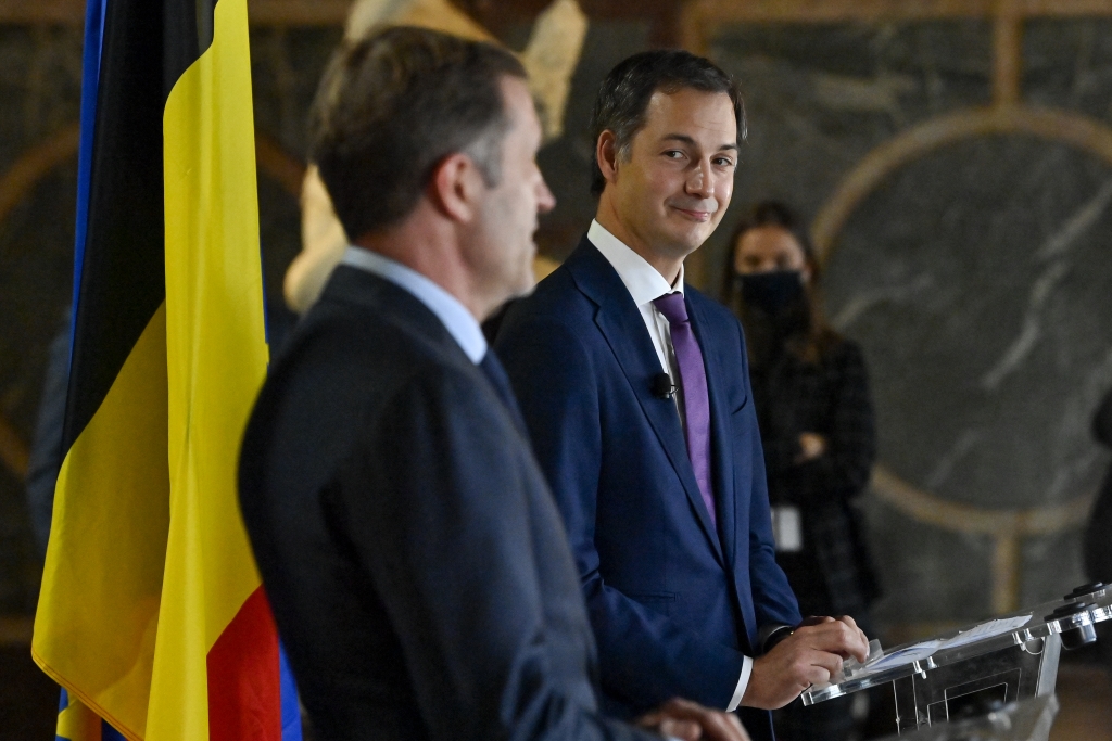 Paul Magnette und der künftige Premier Alexander De Croo bei der Pressekonferenz zum Regierungsabkommen am Mittwoch (Bild: Dirk Waem/Belga)