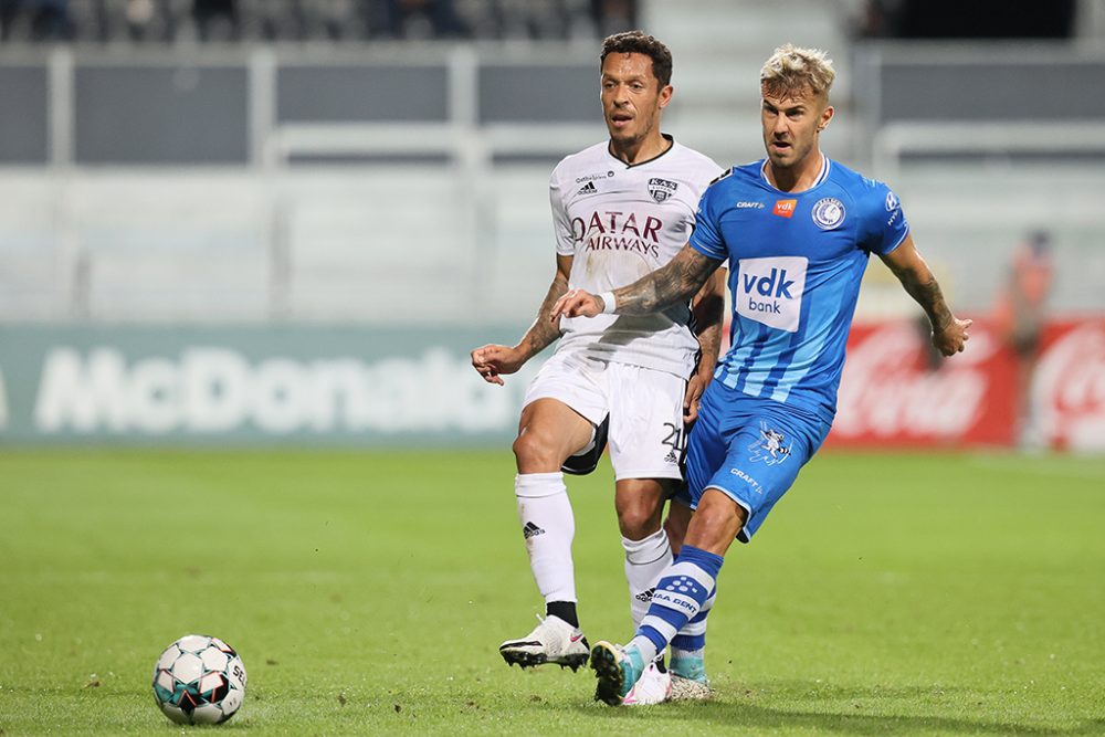 Adriano und Niklas Dorsch am Freitagabend im Eupener Kehrwegstadion (Bild: Bruno Fahy/Belga)