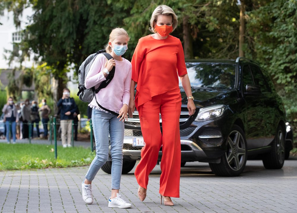 Bereit für Schulstart: Prinzessin Eléonore und Königin Mathilde bei ihrer Ankunft in Wezembeek-Oppem (Bild: Benoit Doppagne/Belga)