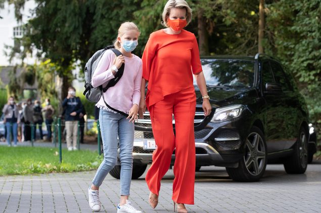 Bereit für Schulstart: Prinzessin Eléonore und Königin Mathilde bei ihrer Ankunft in Wezembeek-Oppem (Bild: Benoit Doppagne/Belga)