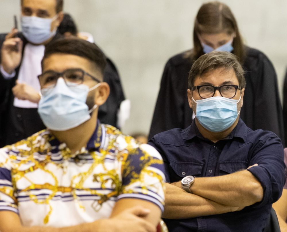 Farid Hakimi (links) und Stéphane Pauwels (rechts) beim Prozessbegin in Mons (Bild: Benoit Doppagne/Belga)