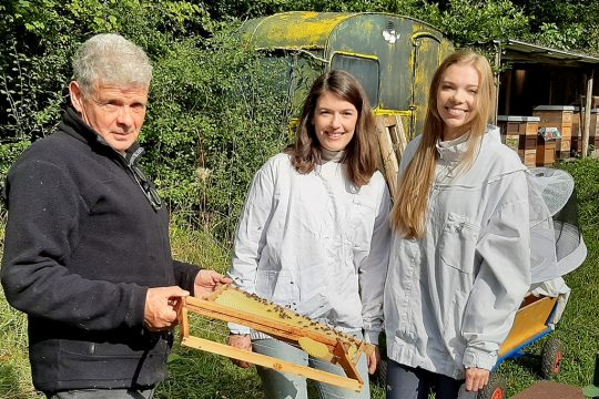 Imker Henri Gelissen mit seinen Nichten Annika und Nina Brüls (Bild: Michaela Brück/BRF)