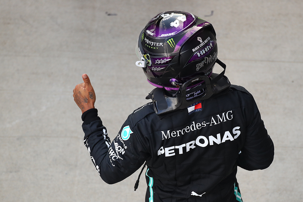 Formel 1: Lewis Hamilton fährt vor Zuschauern auf die Pole in Sotschi (Bild: Bryn Lennon/Pool/AFP)