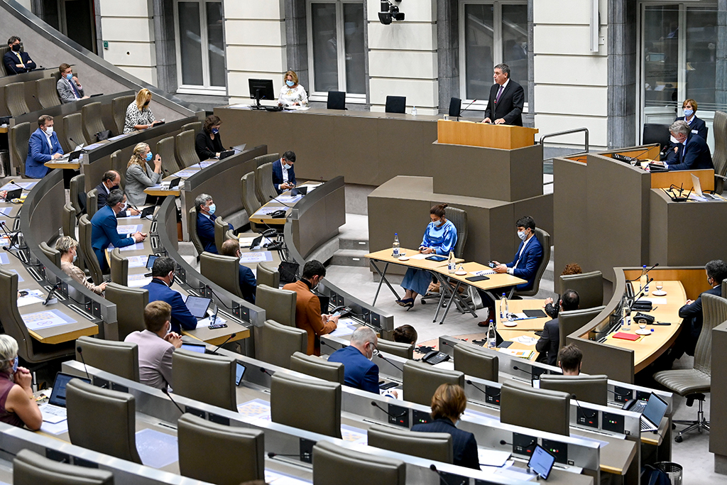Der flämische Ministerpräsident Jan Jambon hält seine Rede während der Sitzungsperiode (Bild: Dirk Waem/Belga)