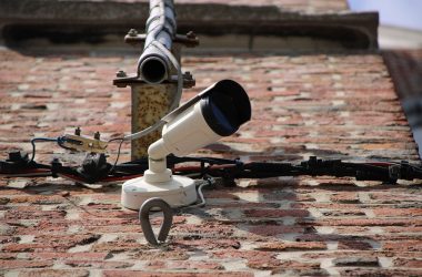 Überwachungskamera am Kelmiser Kirchplatz (Bild: Robin Emonts/BRF)