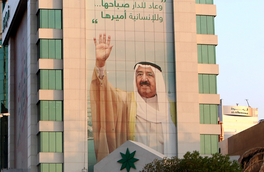 Abbildung von Scheich Sabah Al-Ahmad Al-Sabah auf einem Hochhaus in Kuwait City (Bild: Yasser Al-Zayyat/AFP)