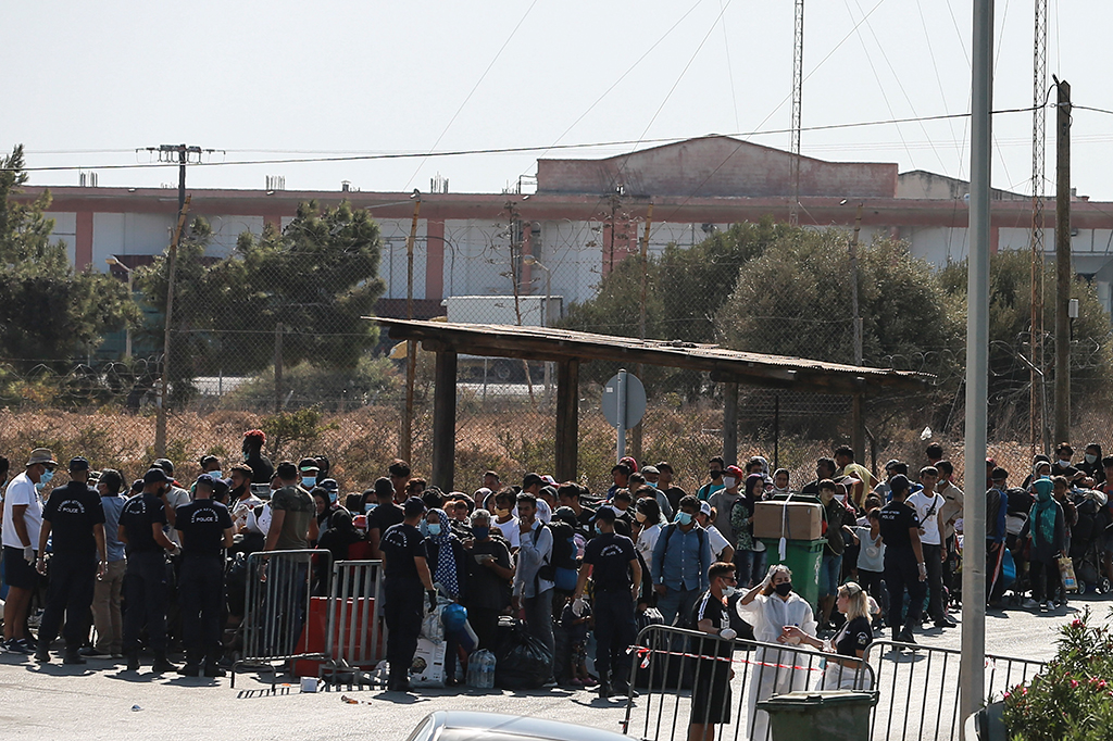 Am Eingang des neuen Flüchtlingslagers auf Lesbos (Bild: Manolis Lagoutaris/AFP)