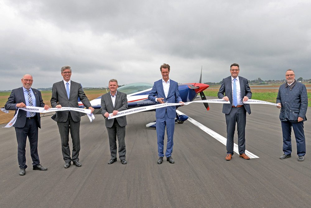 NRW-Verkehrsminister Hendrik Wüst eröffnet Start- und Landebahn (Bild: Andreas Schmitter) auf dem Verkehrslandeplatz Aachen-Merzbrück