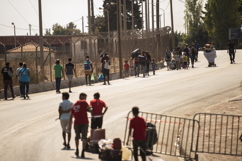 Migranten auf dem Weg in ein neues Camp nach Brand in Moria