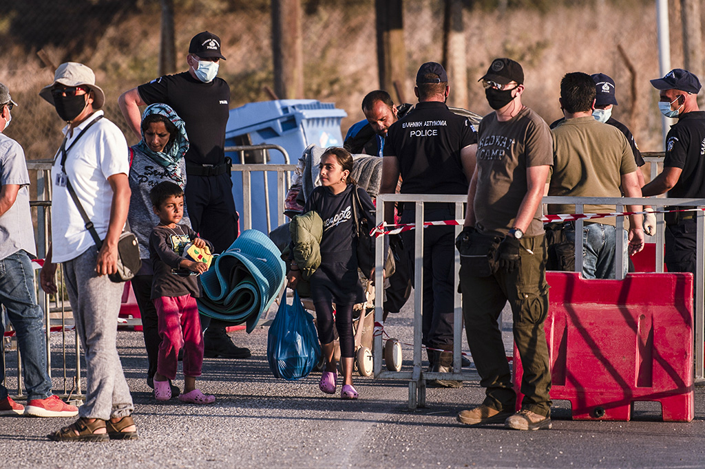 Migranten gehen in das provisorische Zeltlager auf der Insel Lesbos