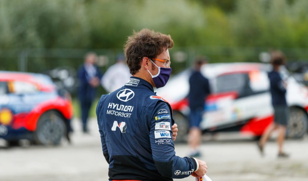 Thierry Neuville im Servicepark der Rallye Estland (Bild: Jarek Jõepera)