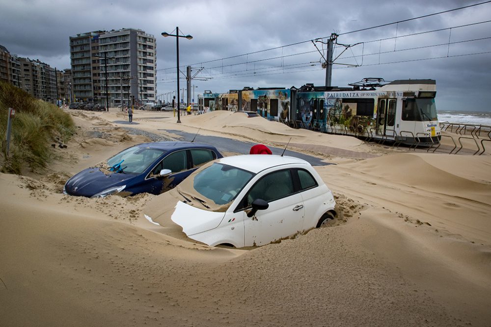 Sturmtief Odette: Autos und Küstentram in Middelkerke eingesandet (Bild: Kurt Desplenter/Belga)