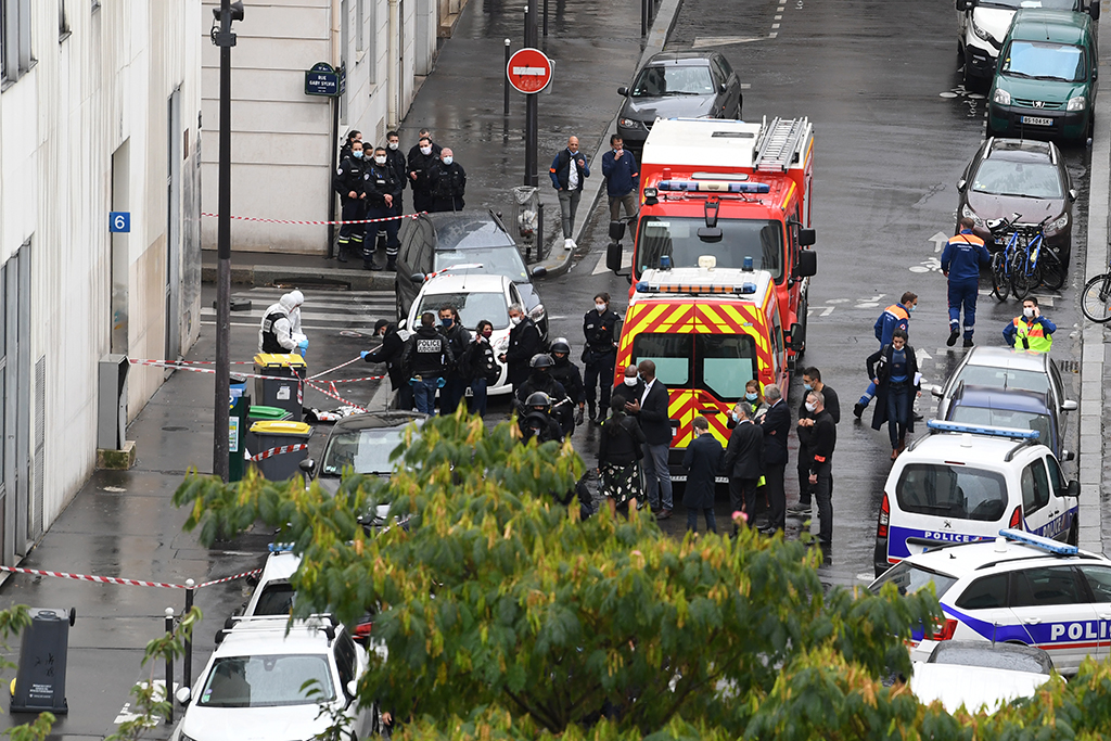 Nach Messerattacke in Paris: Polizisten und Forensiker vor Ort (Bild: Alain Jocard/AFP)
