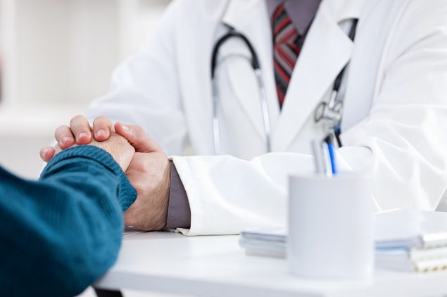 Arzt tröstet Patient