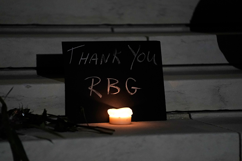 Dankesbotschaft an Ruth Bader Ginsburg vor dem Supreme Court (Bild: Alex Edelman/AFP)