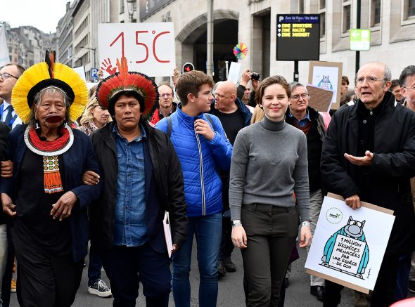 Amazonas-Häuptling Raoni mit Aktivistin Anuna De Wever in Brüssel (Bild: Dirk Waem/Belga)