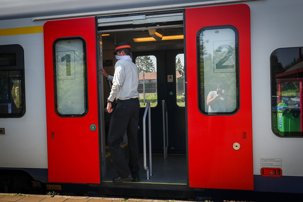 SNCB-Schaffner bei der Arbeit (Illustrationsbild: Virginie Lefour/Belga)