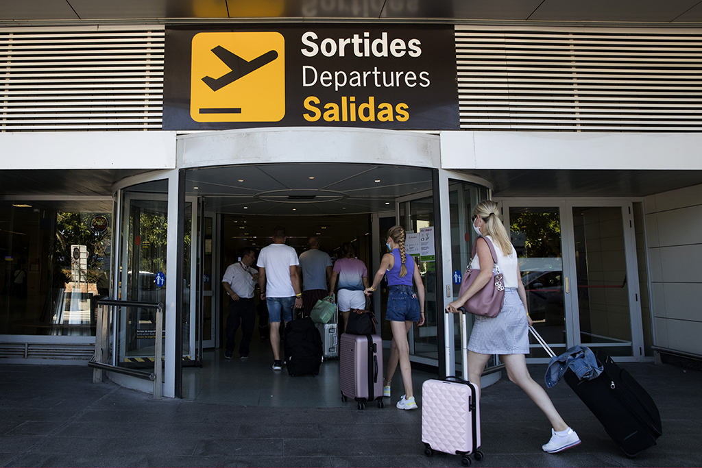 Touristen verlassen Ibiza (Bild: Jaime Reina/AFP)