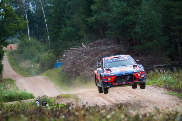 Ott Tänak/Martin Järveoja liegen bei der Rallye Estland in Führung (Bild: Helena El Mokni/Hyundai Motorsport)