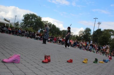 Tanzende Stadt von Irene K. am Platz vor Parlament und BRF-Funkhaus in Eupen 2020 (Bild: Michaela Brück/BRF)