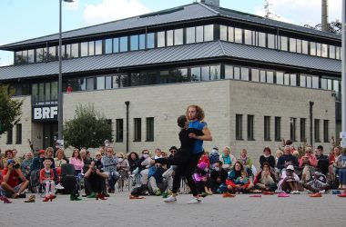 Tanzende Stadt von Irene K. am Platz vor Parlament und BRF-Funkhaus in Eupen 2020 (Bild: Michaela Brück/BRF)