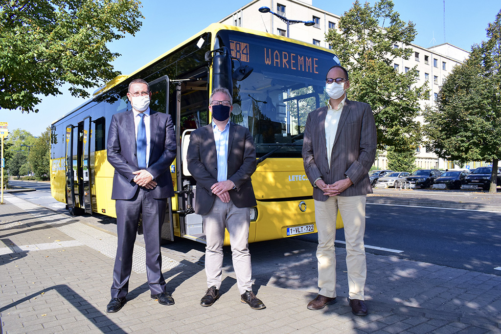 TEC stellt 17 neue Expresslinien vor: Henry-Jean Gathon (l.) und Vincent Peremans (r.) mit Minister Philippe Henry (Bild: Maxime Asselberghs/Belga)