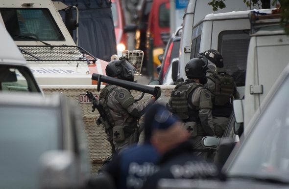Polizisten beim Zugriff auf Verdächtige in Molenbeek (Bild: Benoît Doppagne/Belga)