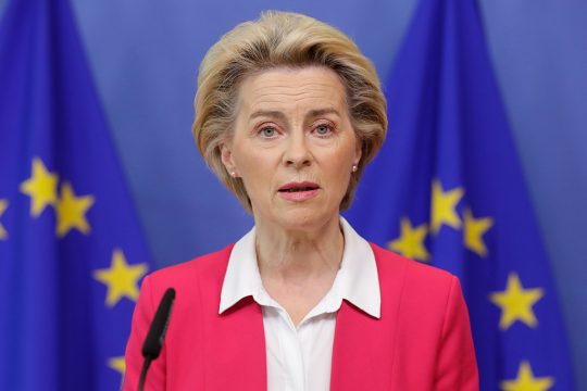 Ursula von der Leyen stellt die Asylreform vor (Bild: Stephanie Lecocq/AFP)