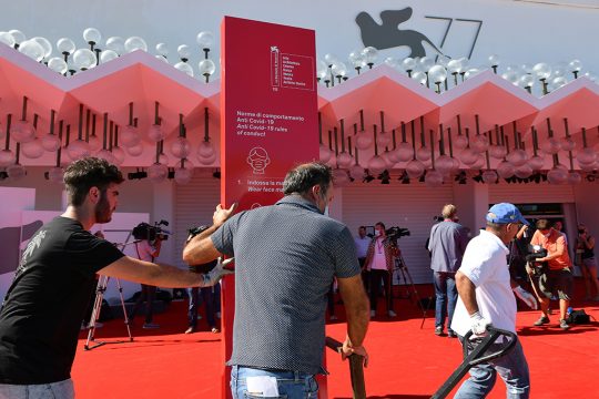 Roter Teppich und Hygieneregeln: Die Filmfestspiele von Venedig in Zeiten von Corona (Foto: Alberto Pizzoli/AFP)