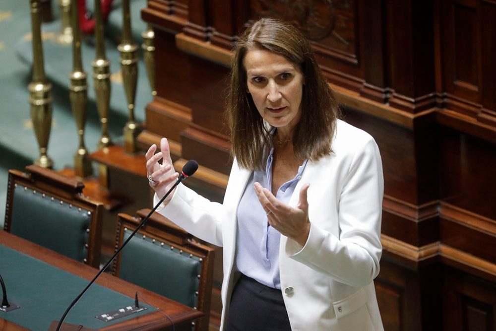 Premier Sophie Wilmès bei der ersten Kammersitzung nach der Sommerpause (Bild: Thierry Roge/Belga)