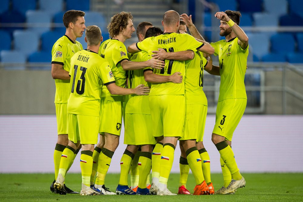 Die tschechische Nationalmannschaft feiert den Sieg in der Slowakei (Bild: Vladimir Simicek/AFP)