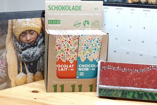 Der Verkauf von Schokolade, Postkarten und Kalendern für die Aktion 11.11.11 (Bild: Christel Kalf/Miteinander Teilen)