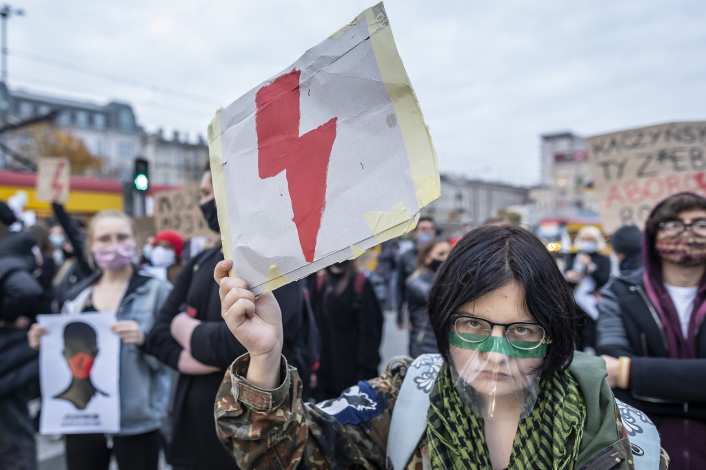 Protest gegen das neue Abtreibungsgesetz in Warschau (Bild: Wojtek Radwanski/AFP)