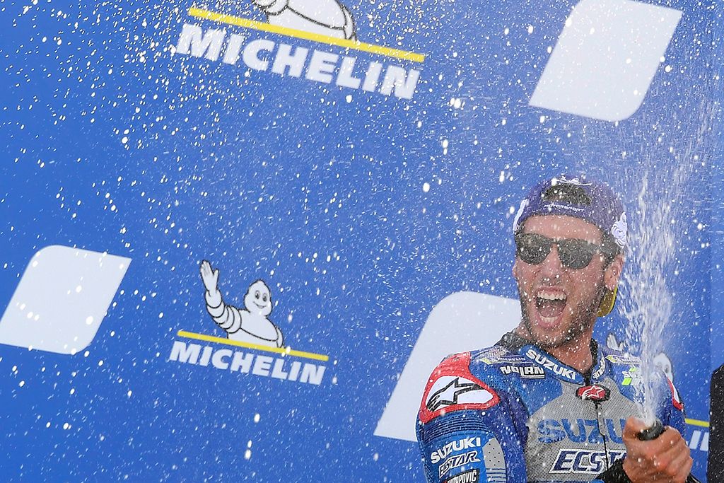Alex Rins gewinnt MotoGP (Bild: Jose Jordan/AFP)