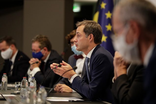 Premier De Croo am Freitagabend auf der Pressekonferenz nach dem Konzertierungsausschuss (Bild Stephanie Lecocq/Pool/Belga)