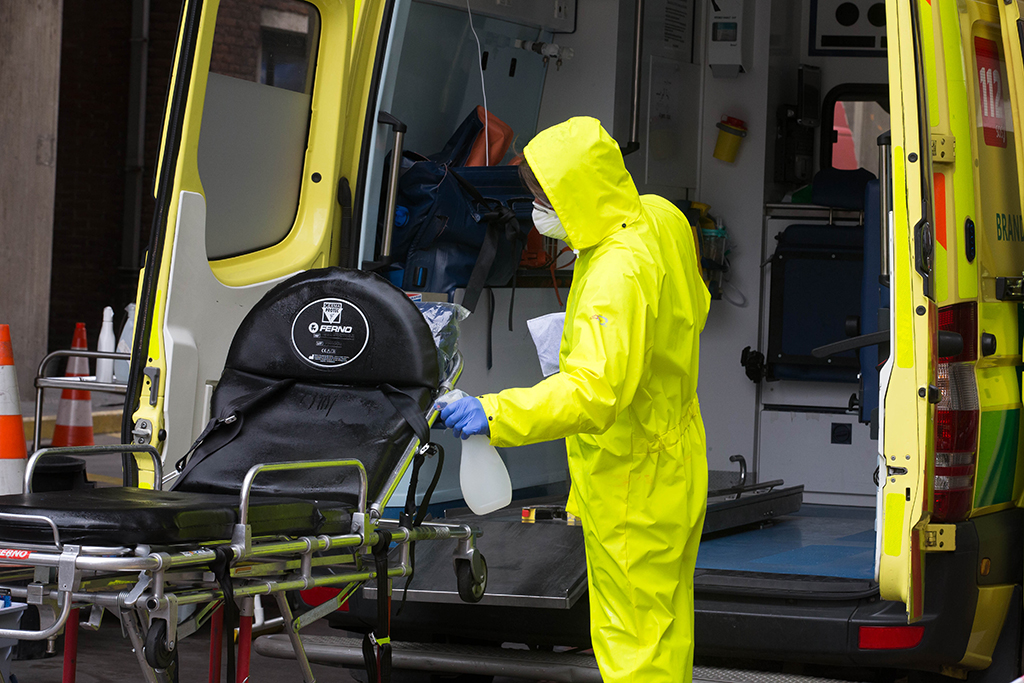 Desinfektion eines Krankenwagens in Brüssel (Bild: Nicolas Maeterlinck/Belga)