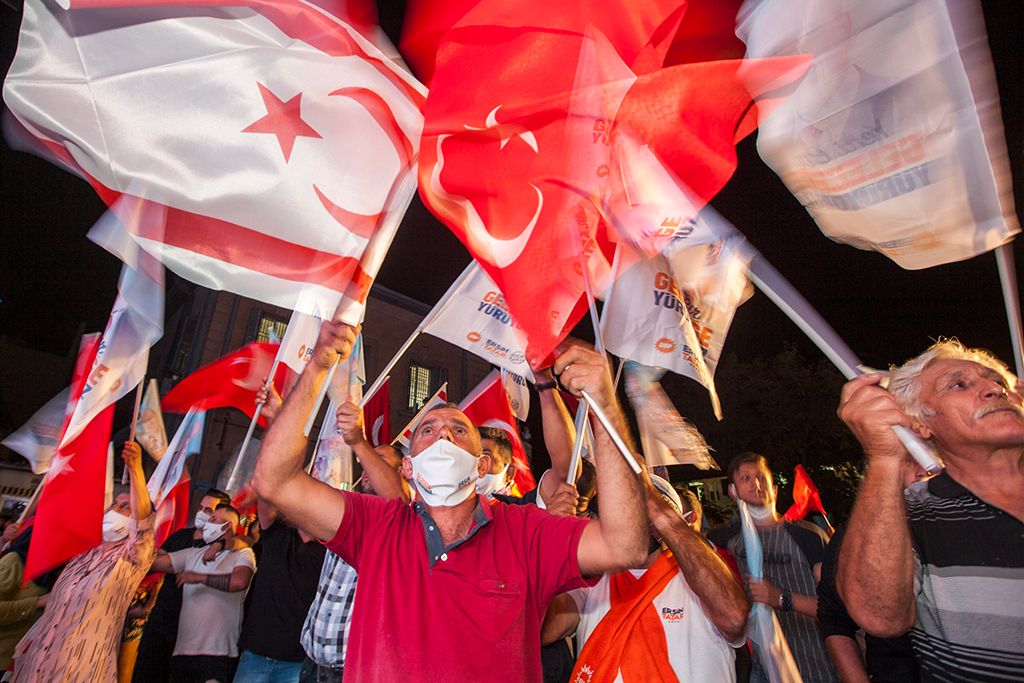 Anhänger des rechtsnationalistischen Ersin Tatar feiern dessen Wiederwahl (Bild: Birol Rebek/AFP)
